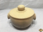 Panela caçarola em cerâmica vitrificada com tampa. Medindo 20,5cm de diâmetro x 12cm de altura.