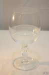 Bomboniere na forma de taça em cristal lapidado pontas de diamante. Medindo 30cm de altura x 14cm de diâmetro. Com um bicado na borda.
