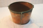 Antigo cachepot balde revisteiro em cobre 2 alças. Medindo 27cm de diâmetro x 18cm de altura. Com uma mossa na base.