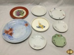 Lote de 8 pratos decorativos em porcelana. Medindo o maior 24cm de diâmetro.
