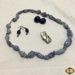 Lote de bijuterias, sendo 1 colar de pedras, 2 pares de brincos de pedras e 1 brinco de metal