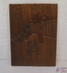 Talha em madeira com jogo de voley assinada Anello. Medindo 50cm x 39cm.