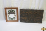 Entalhe em madeira com a letra M e espelho com flores, moldura em madeira. Medindo a talha 40cm x 24,5cm.