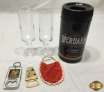 Lote composto de recipiente térmico da cerveja Bier Baum, 2 abridor de garrafa com suporte em crochet e 1 taça longa em vidro. Medindo as taças 18cm de altura.