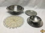 Lote diverso, compostura de molheira em aço inox, sopeira em aço inox, etc. Medindo a sopeira 23cm de diâmetro x 9cm de altura.