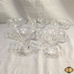 5 taças de sorvete em acrílico incolor. Medindo 14cm de diâmetro x 14cm de altura.