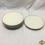 Jogo de 7 pratos de bolo em porcelana Alemã friso ouro com desgaste. Medindo 19,5cm de diâmetro.