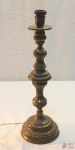 Pé de abajur em metal dourado trabalhado. Medindo 49,5cm de altura.