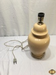 Abajur em porcelana creme bojuda. Medindo 42,5cm de altura x 18cm de diâmetro de bojo.