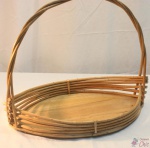 Cesta em madeira. Medindo 54cm x 30cm x 45,5cm de altura com alça.