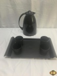 Lote composto de bandeja, 4 copinhos e garrafa térmica em resina preta. Medindo a garrafa 22cm de altura.