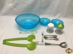 Lote composto de saladeira, 4 cumbucas, talheres de salada, saleiro e pimenteiro, etc. Medindo a saladeira 27cm de diâmetro x 10cmn de altura.