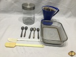 Lote composto de coador de café, 2 mexedores, pote em vidro, pãozeira, etc. Medindo o pote 17cm de altura.