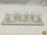 Lote composto de bandeja em acrílico e 3 cumbucas para sobremesa em vidro incolor. Medindo a bandeja 33cm x 15cm.