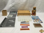 Lote de escritório, composto de porta trecos, enfeite de cachorros,, canetas, calculadora, etc. Medindo o enfeite de cachorro 17,5cm de altura.