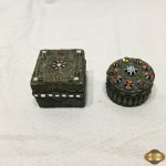 Lote de 2 caixinhas em metal ricamente trabalhado. Medindo a quadrada 6,5cm x 6,5cm x 5cm de altura.