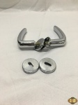 Par de maçaneta em aço inox. Medindo 17cm de profundidade x 13cm de comprimento.