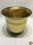 Cachepot em latão dourado. Medindo 23,5cm de diâmetro x 20,5cm de altura. Mossas no fundo.