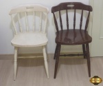 2 cadeiras em madeira tipo thonet com pés e encosto torneados. Medindo 78cm de altura do encosto.