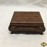 Caixa porta joia em resina trabalhada com relevos e interior em veludo. Medindo 17,5cm x 13cm x 7,5cm de altura.
