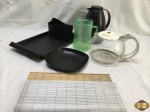 Lote composto de bandeja, porta guardanapo, garrafa térmica, jogos americanos, etc. Medindo a bandeja 34cm x 19cm.