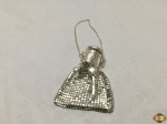 Porta níquel em metal cromado. Medindo 8,5cm de comprimento.