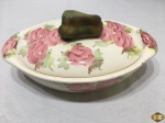 Legumeira em faiança Weiss floral com pega de pimentão. Medindo 29,5cm x 18cm x 8cm de altura.