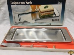 Conjunto de servir em aço inox forma, composto de travessa retangular e espatula. Medindo a travessa 44cm x 14,5cm.