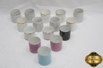 Lote de 15 xícaras de café sem alça em porcelana, sendo 4 em porcelana colorida.