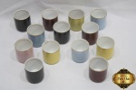 Lote de 13 xícaras de café sem alça em porcelana colorida friso ouro.