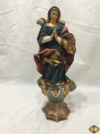 Imagem de Nossa Senhora da Conceição em estuque com rica policromia. Medindo 37cm de altura.