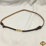Cinto em couro marrom com dourado da marca Tufi Duek medindo 88 cm comprimento