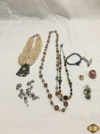 Lote de bijuterias, sendo 3 colares , 4 pares de brincos, 1 pulseira e alguns pingentes.