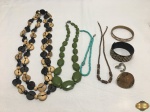 Lote de bijuterias, sendo 4 colares, 2 pulseiras e 2 anéis .
