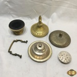 Lote com diversos itens em metal, composto de tampas, alça, etc.