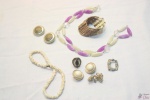 Lote de bijuterias. Composto por cordões, anéis, pulseira e broche.