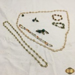 Lote de bijuterias, sendo 3 colares de pedras com metal, 2 pulseiras de pedras com metal e 2 pares de brincos