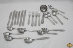 Parte de faqueiro com 23 peças em aço inox Zivi, composto de 3 garfos de mesa, 3 facas de mesa, 6 colheres de sopa, 1 garfo de sobremesa, 3 facas de sobremesa, 6 colheres de sobremesa e 1 concha.