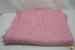Colcha de casal estilo colmeia. Peça antiga trabalhada a mão , com tonalidade rosa medindo 260 X 240 CM.