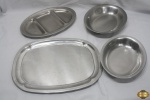 Lote composto de 2 travessas ovais, 1 bandeja retangular e 1 petisqueira oval com 3 divisões, todas em aço inox. Medindo a travessa retangular 40cm x 30cm.