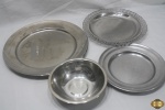 Lote composto de 1 bandeja redonda, 2 travessas redonda rasa e 1 travessa redonda funda, todos em aço inox. Medindo a bandeja 36,5cm de diâmetro.