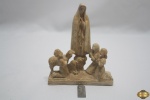 Lote de imagem de Nossa Senhora de Fátima em gesso e pingente com Nossa Senhora em metal prateado. Medindo a imagem 16,5cm de altura.