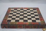 Caixa, tabuleiro de dama e xadrez em madeira peruana ricamente decorada. Medindo 26cm x 26cm x 2,5cm de altura aberto.