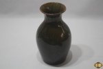 Vaso floreira em cerâmica vitrificada. Medindo 22cm de altura.