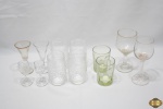 Lote composto de 6 copos e 6 taças em vidro e cristal, modelos diversos. Medindo a maior taça 17cm de altura.