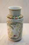 Vaso em porcelana pintura e rica policromia. Medindo 30,5cm de altura.