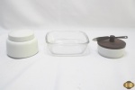 Lote composto de porta pasta em porcelana com espatula em aço inox, potiche em porcelana e petisqueira quadrada em vidro. Medindo a petisqueira 16cm x 16cm x 5,5cm de altura.