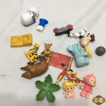 Lote com diversos brinquedos com personagens variados.