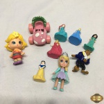 Lote com diversos brinquedos com personagens variados.