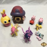 Lote com diversos brinquedos com personagens variados.